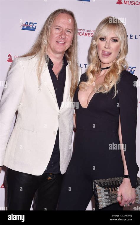 jerry cantrell's girlfriend expecting.